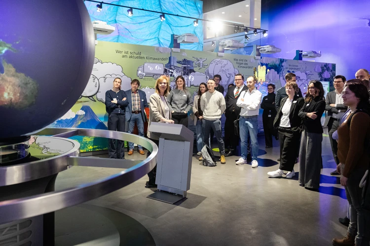 F&uuml;hrung am Globus der KLIMA ARENA