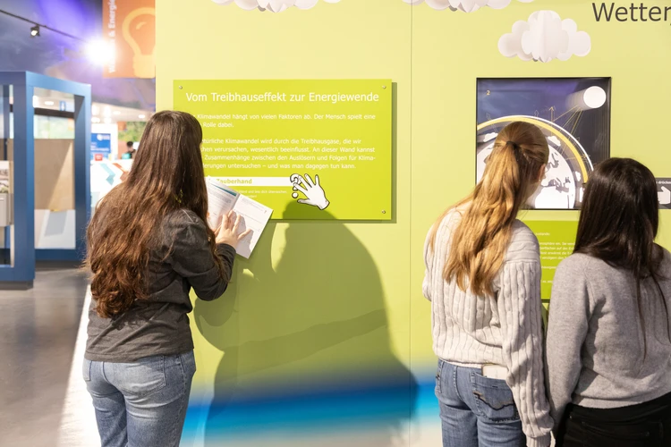 Sch&uuml;lerinnen bei einer Rallye in der Klima Arena