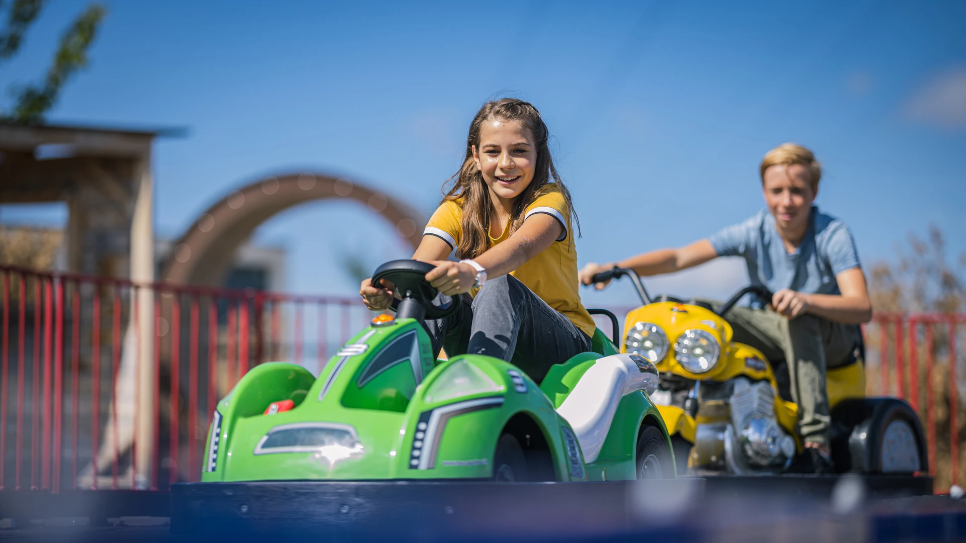 Zwei Kinder auf der E-Kartbahn im Themenpark der KLIMA ARENA.