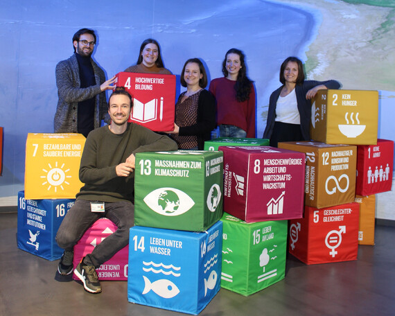 Team der Klima Arena mit den SDG W&uuml;rfeln