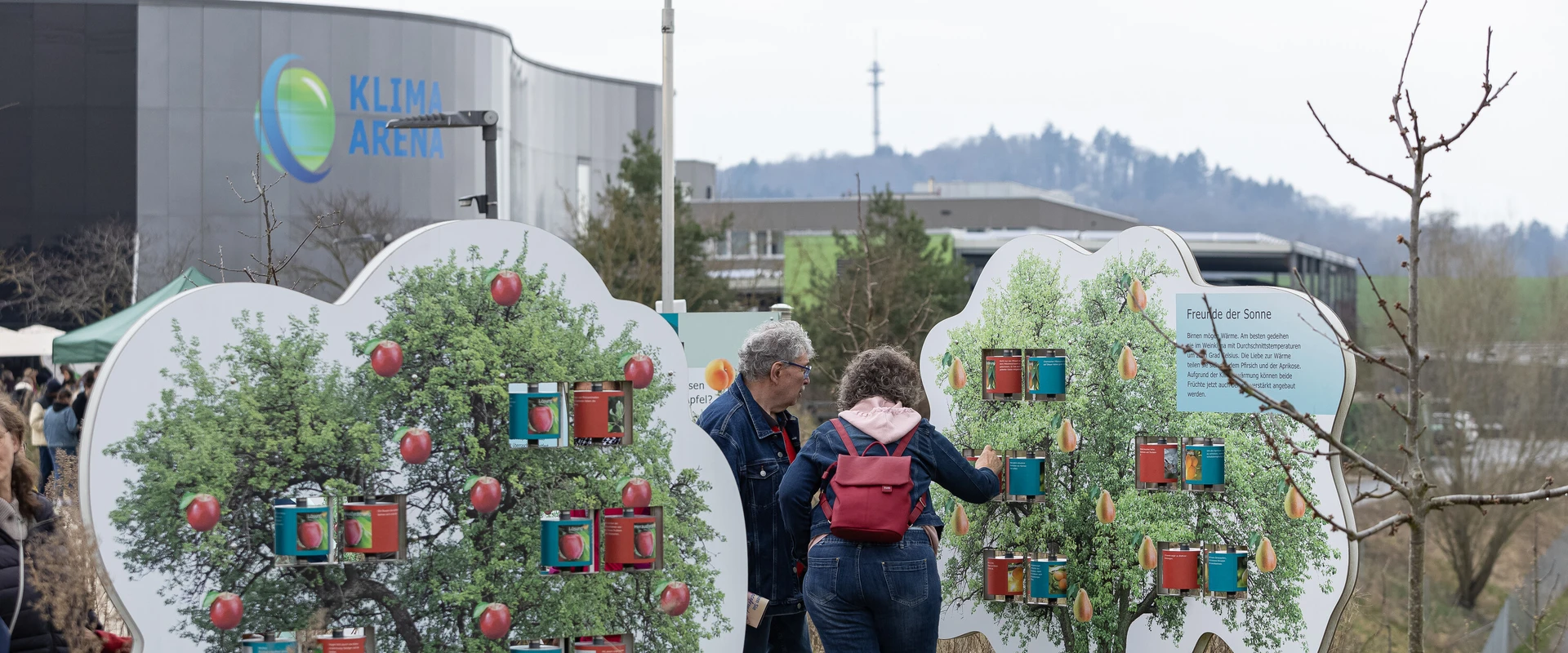 Besucherpaar im Ausstellungsbereich Streuobstwiese.
