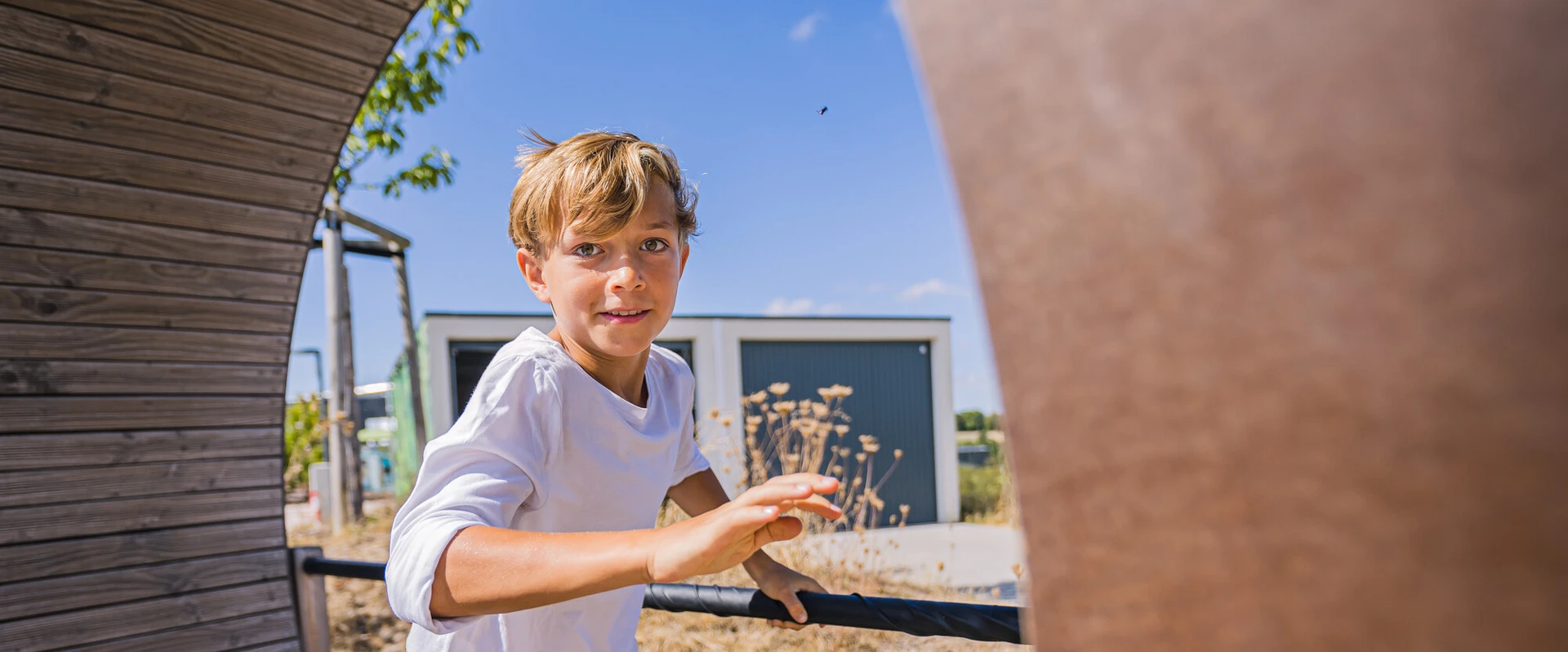 Junge l&auml;uft im Laufrad bei der E-Kartbahn.