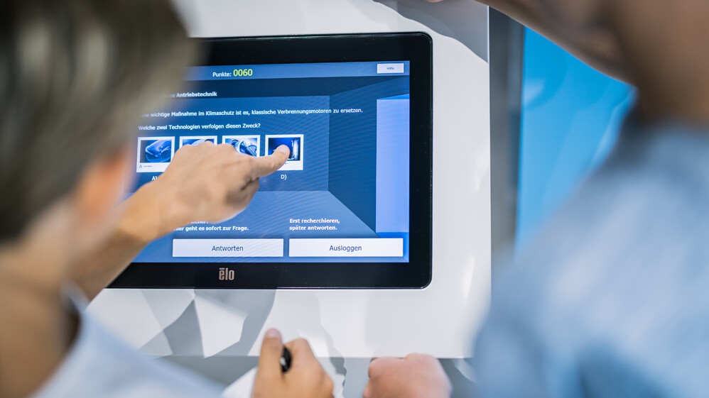 Sch&uuml;ler bei der Bedienung eines KLIMA-Quiz Terminals in der Ausstellung.