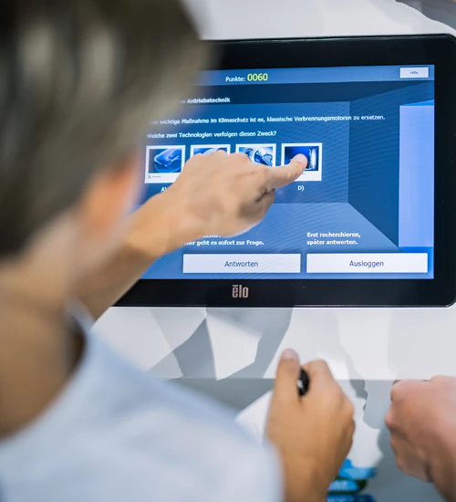 Zu sehen sind Kinderh&auml;nde, die einen Bildschirm bedienen.