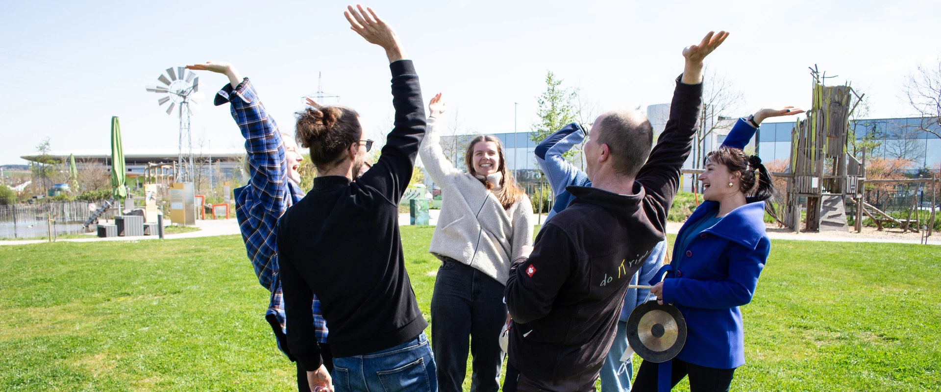 Jubelende Kolleginnen auf einer Wiese